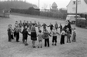 1955_schulhof_01_hp 1. klasse